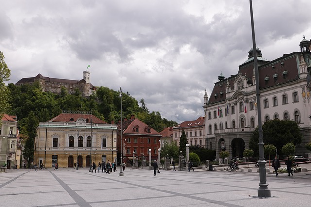 Ova zemlja okruženja ima prosečnu platu preko 1.000 evra, i ovo su PROFESIONALCI koje traže